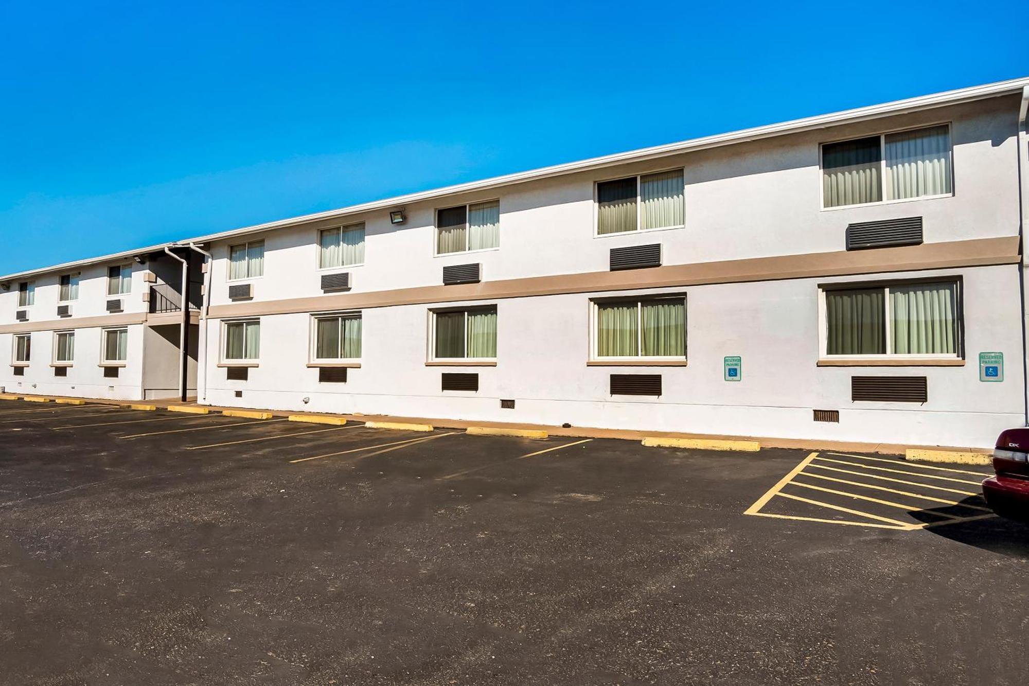 Oyo Townhouse Dodge City Ks Exterior photo