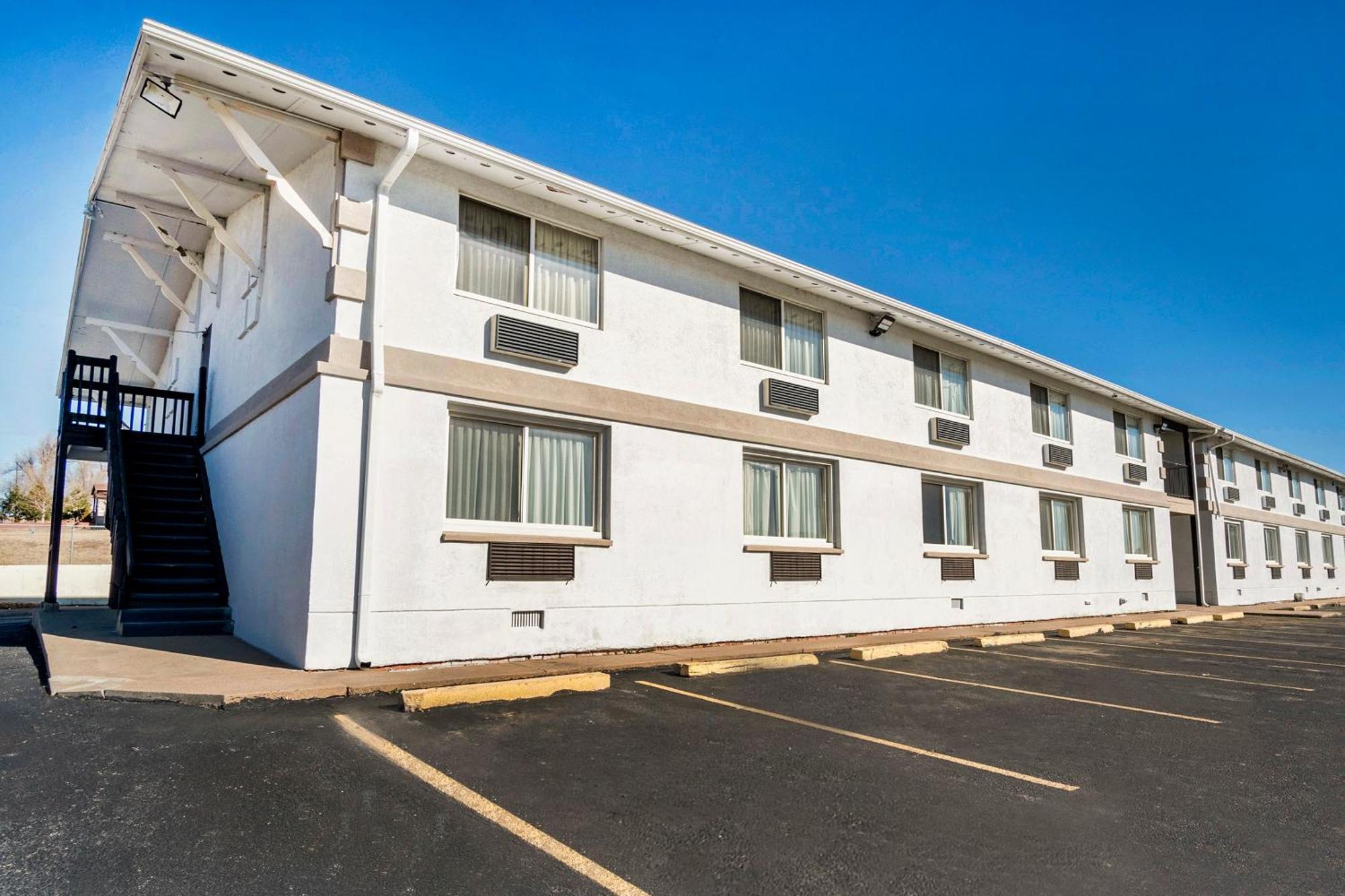 Oyo Townhouse Dodge City Ks Exterior photo